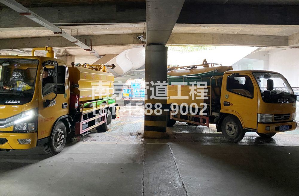 274西城商场地下室化粪池清理